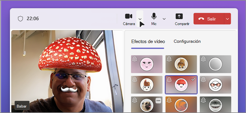 Captura de pantalla de una persona que usa filtros de vídeo en una videollamada de Teams.