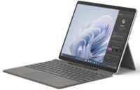 Captura de pantalla del Surface Pro 10 para empresas en modo portátil con Surface Pro Keyboard con almacenamiento de lápiz y Surface Slim Pen con la pantalla hacia fuera y Copilot y Windows en la pantalla.