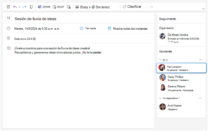 La imagen muestra el panel de seguimiento de una reunión donde se pueden ver todas las respuestas de cada invitado junto con la nueva información adicional sobre si cada asistente participará "en persona" o "virtualmente".