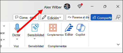 Imagen con una flecha roja que apunta al nombre de usuario principal actual que se encuentra en la barra de título de la aplicación hacia la parte superior derecha de la ventana.
