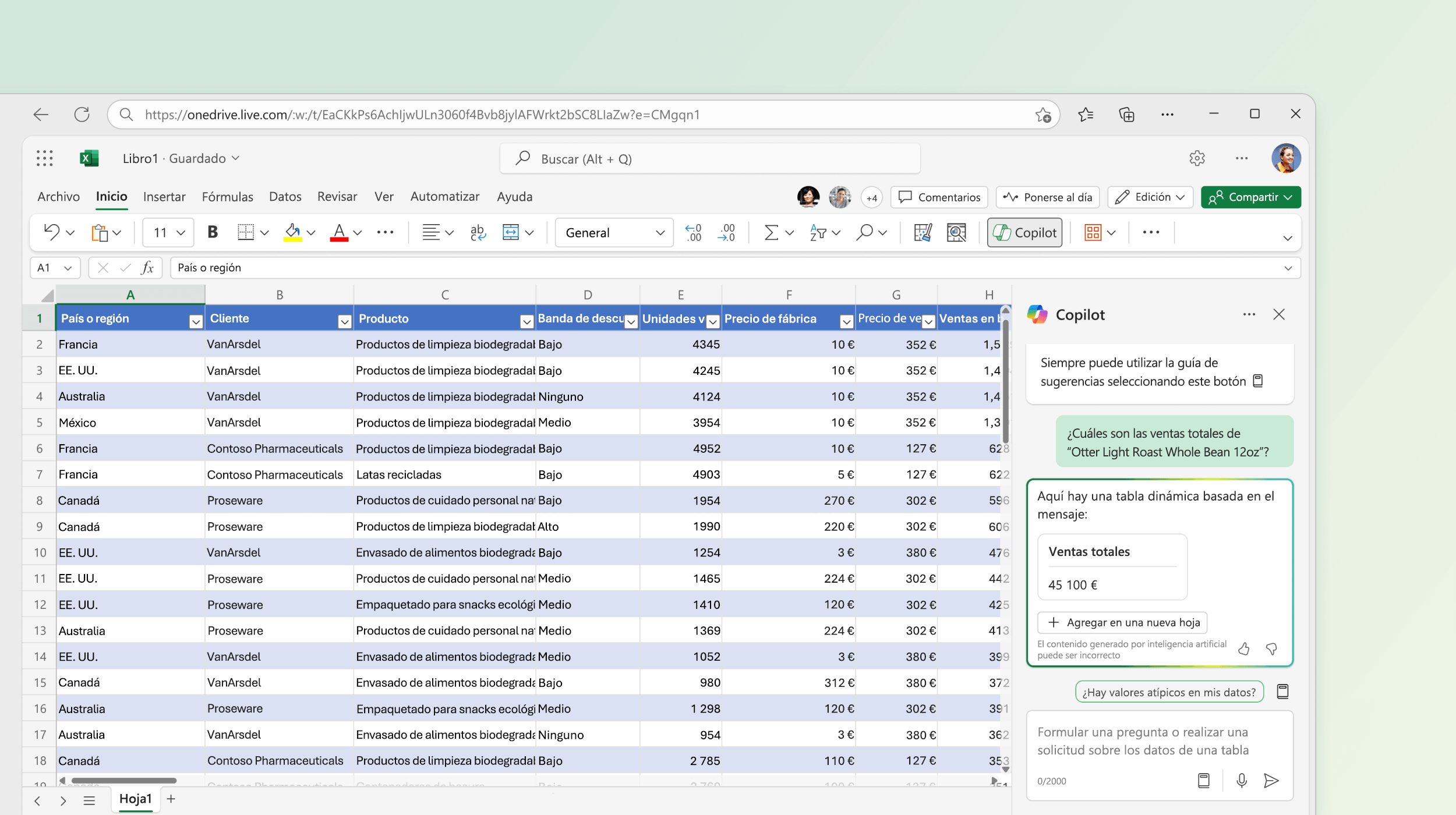 Captura de pantalla que muestra a Copilot en Excel sugiriendo una tabla dinámica basada en datos existentes.
