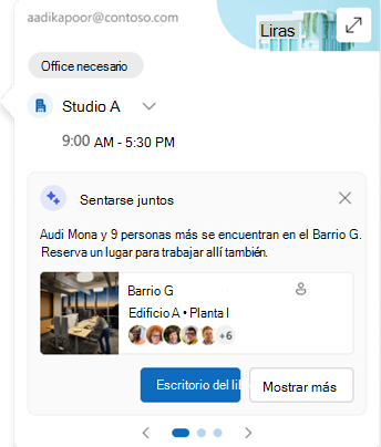 Captura de pantalla de la tarjeta de ubicación del trabajo que incluye un botón para Reservar un escritorio para un evento en persona.