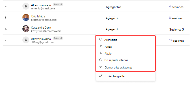 Captura de pantalla de una reunión de Teams que muestra la lista de asistentes y las opciones para ajustar sus posiciones: arriba, arriba, abajo, abajo u ocultar.