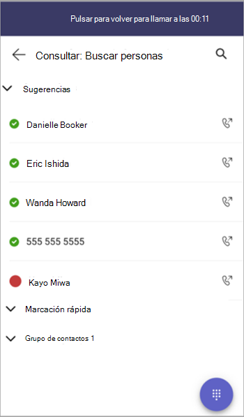 Captura de pantalla que muestra cómo transferir una llamada a un contacto en Teams.
