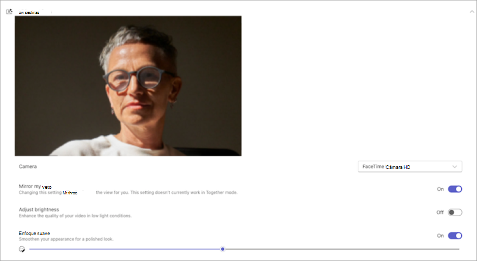 Captura de pantalla que muestra la vista previa de vídeo en la configuración de dispositivos de Microsoft Teams.