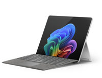 Surface Pro (11.ª Edición) en el soporte trasero del teclado platino hacia la izquierda con flores en la pantalla.