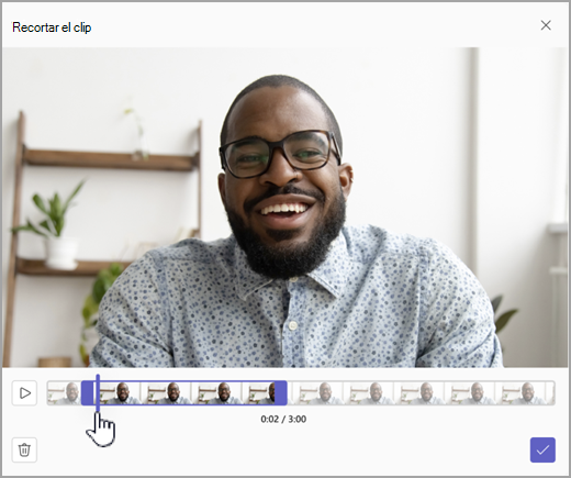 Captura de pantalla de un clip de vídeo en Microsoft Teams con la opción de recortar el clip.