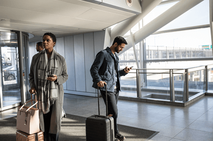 Una foto de personas en un aeropuerto.