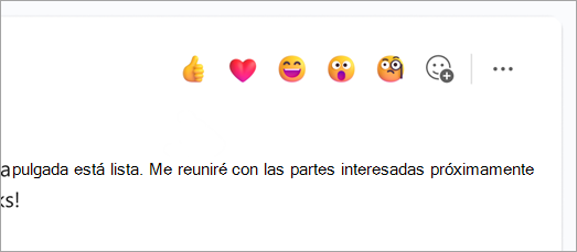 Captura de pantalla que muestra un emoji de reacción rápida encima de un mensaje de chat